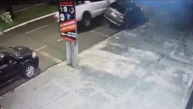 Fotos de Câmera registra colisão de caminhonete em veículo estacionado em Maringá