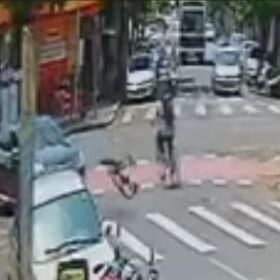 Fotos de Câmera registra momento em que ciclista é atingido por carro