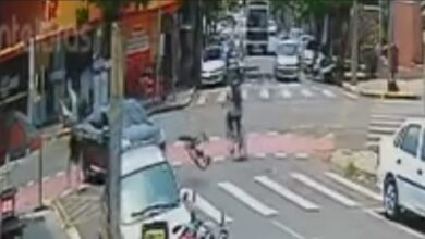 Fotos de Câmera registra momento em que ciclista é atingido por carro