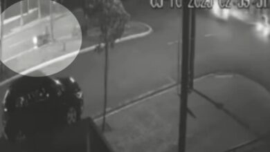 Fotos de Câmera registra momento em que motociclista é atingida por carro em Maringá