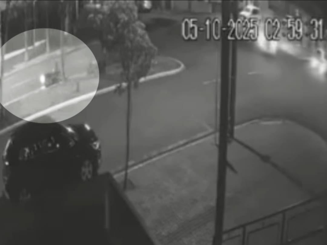 Fotos de Câmera registra momento em que motociclista é atingida por carro em Maringá