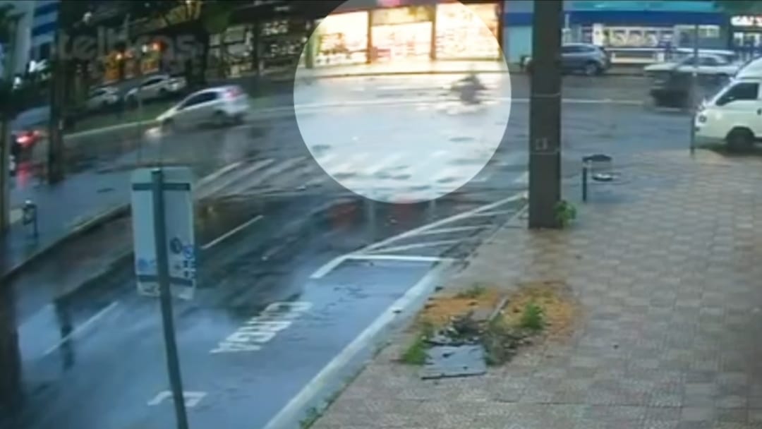 Câmera registra o exato momento em que cratera se abre na Avenida São Paulo, em Maringá Foto 1 Fotos de Câmera registra o exato momento em que cratera se abre na Avenida São Paulo, em Maringá