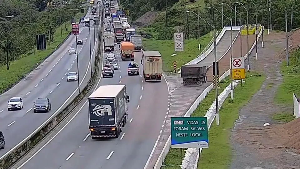 Caminhão com pane nos freios acessa área de escape na BR-376; veja vídeo Foto 1 Fotos de Caminhão com pane nos freios acessa área de escape na BR-376; veja vídeo