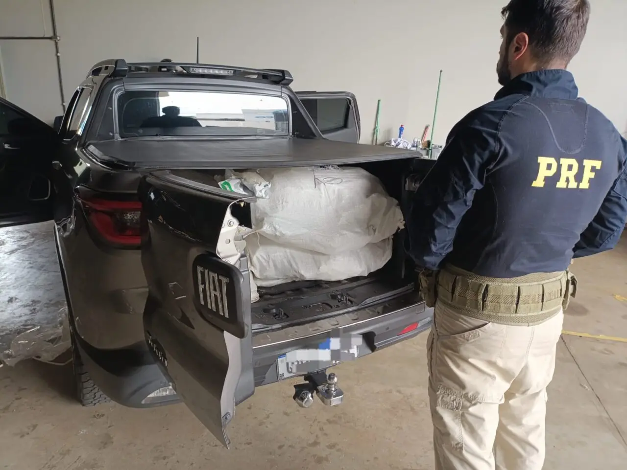 Caminhonete lotada de agrotóxicos contrabandeados é apreendida em Maringá Foto 1 Fotos de Caminhonete lotada de agrotóxicos contrabandeados é apreendida em Maringá