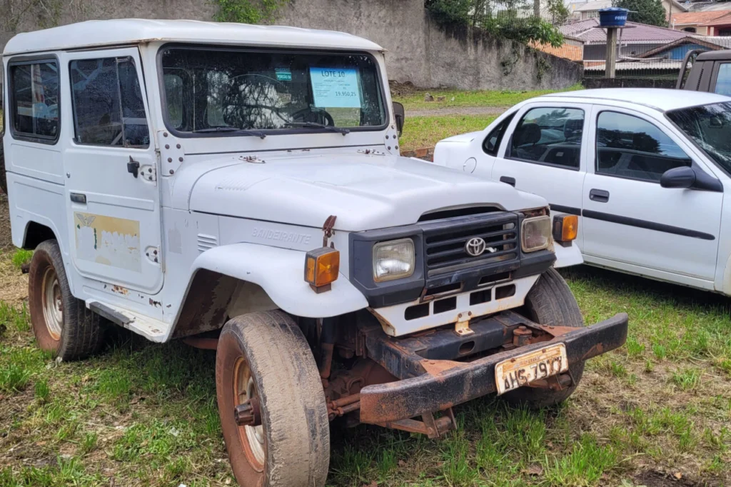 Carro a partir de R$ 1,2 mil: Paraná abre as inscrições para leilão de 302 veículos; há lotes em Maringá e Paiçandu Foto 4 Fotos de Carro a partir de R$ 1,2 mil: Paraná abre as inscrições para leilão de 302 veículos; há lotes em Maringá e Paiçandu