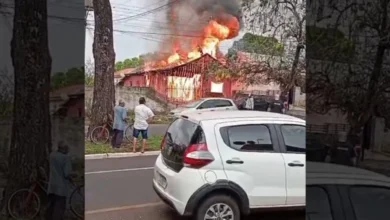 Fotos de Casa de madeira é destruída por incêndio no Jardim Alvorada, em Maringá; vídeo