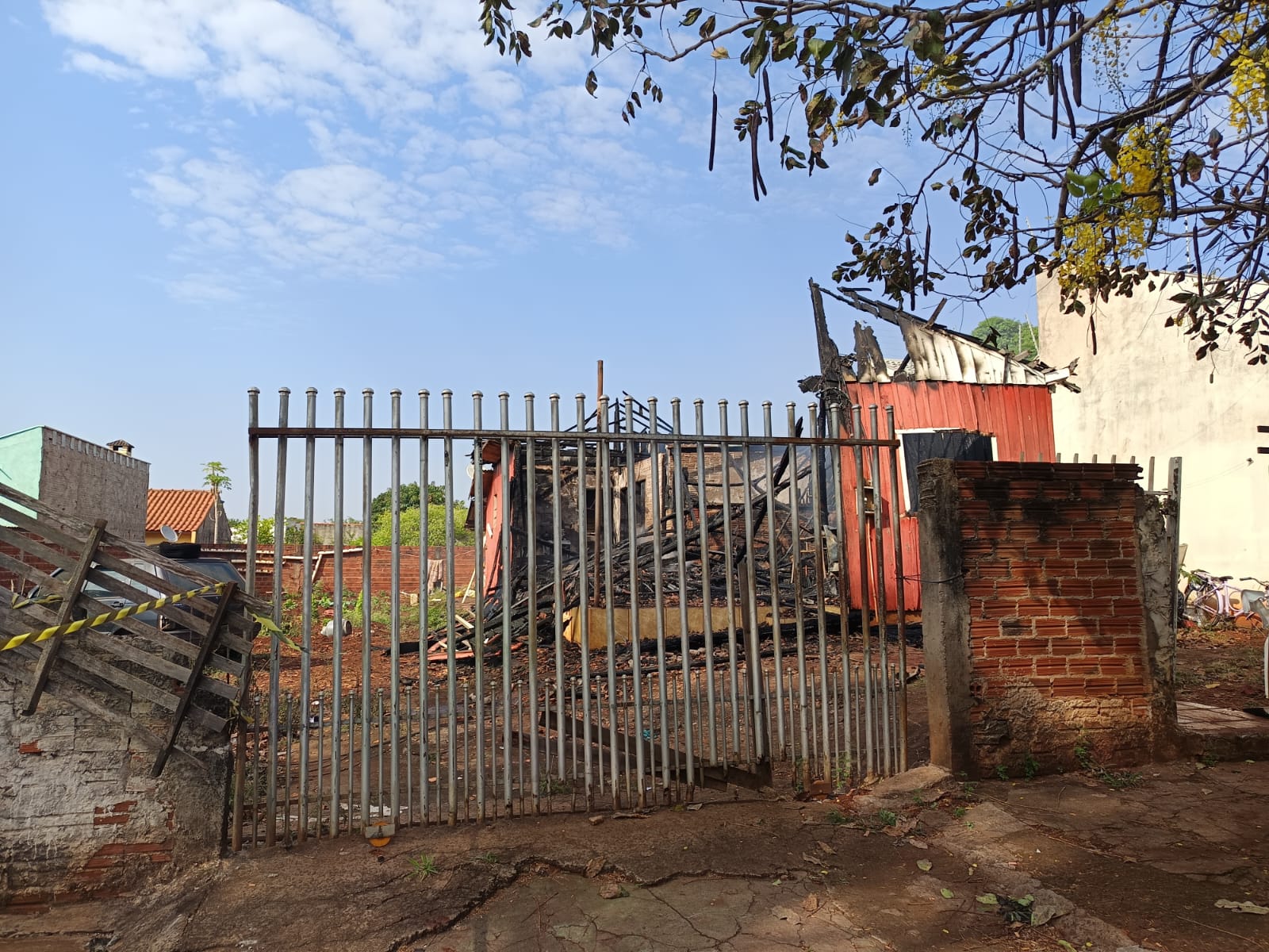 Casa de madeira é destruída por incêndio no Jardim Alvorada, em Maringá; vídeo Foto 1 Fotos de Casa de madeira é destruída por incêndio no Jardim Alvorada, em Maringá; vídeo