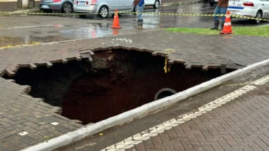 Fotos de Excesso de chuva abre cratera em avenida de Maringá