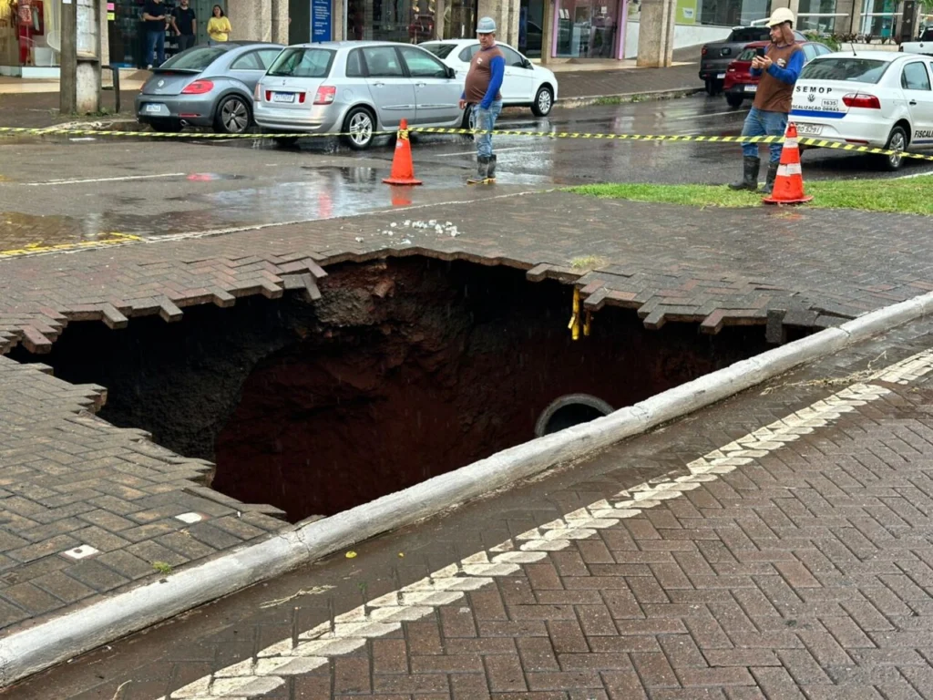 Excesso de chuva abre cratera em avenida de Maringá Foto 2 Fotos de Excesso de chuva abre cratera em avenida de Maringá