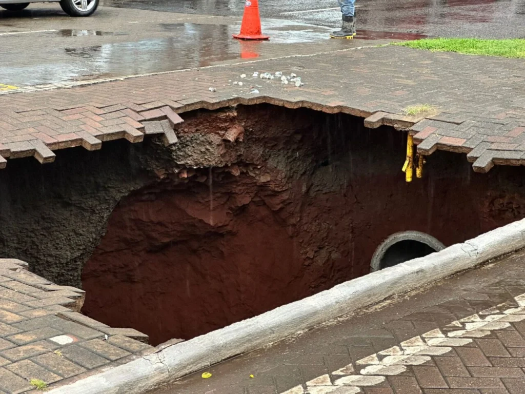 Fotos de Excesso de chuva abre cratera em avenida de Maringá