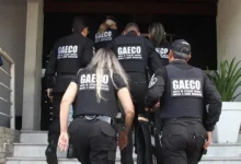 Fotos de Gaeco faz busca e apreensão na casa de empresário suspeito de cobrar propina para corte de árvores em Maringá