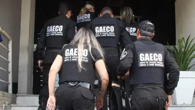 Fotos de Gaeco faz busca e apreensão na casa de empresário suspeito de cobrar propina para corte de árvores em Maringá