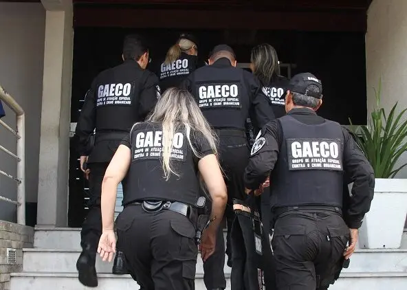 Gaeco faz busca e apreensão na casa de empresário suspeito de cobrar propina para corte de árvores em Maringá Foto 1 Fotos de Gaeco faz busca e apreensão na casa de empresário suspeito de cobrar propina para corte de árvores em Maringá