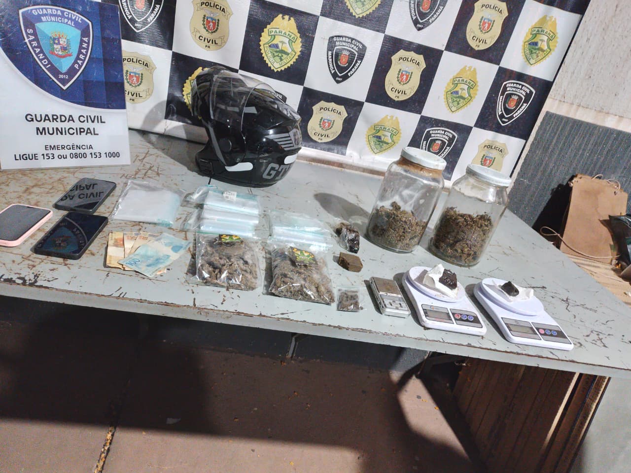 GTAM de Sarandi apreende grande quantidade de drogas e detém três pessoas Foto 2 Fotos de GTAM de Sarandi apreende grande quantidade de drogas e detém três pessoas