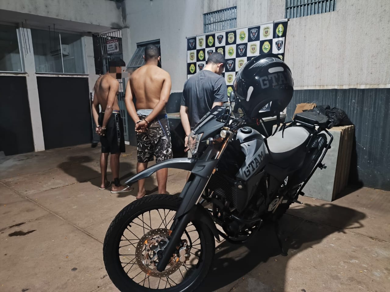 GTAM de Sarandi apreende grande quantidade de drogas e detém três pessoas Foto 1 Fotos de GTAM de Sarandi apreende grande quantidade de drogas e detém três pessoas