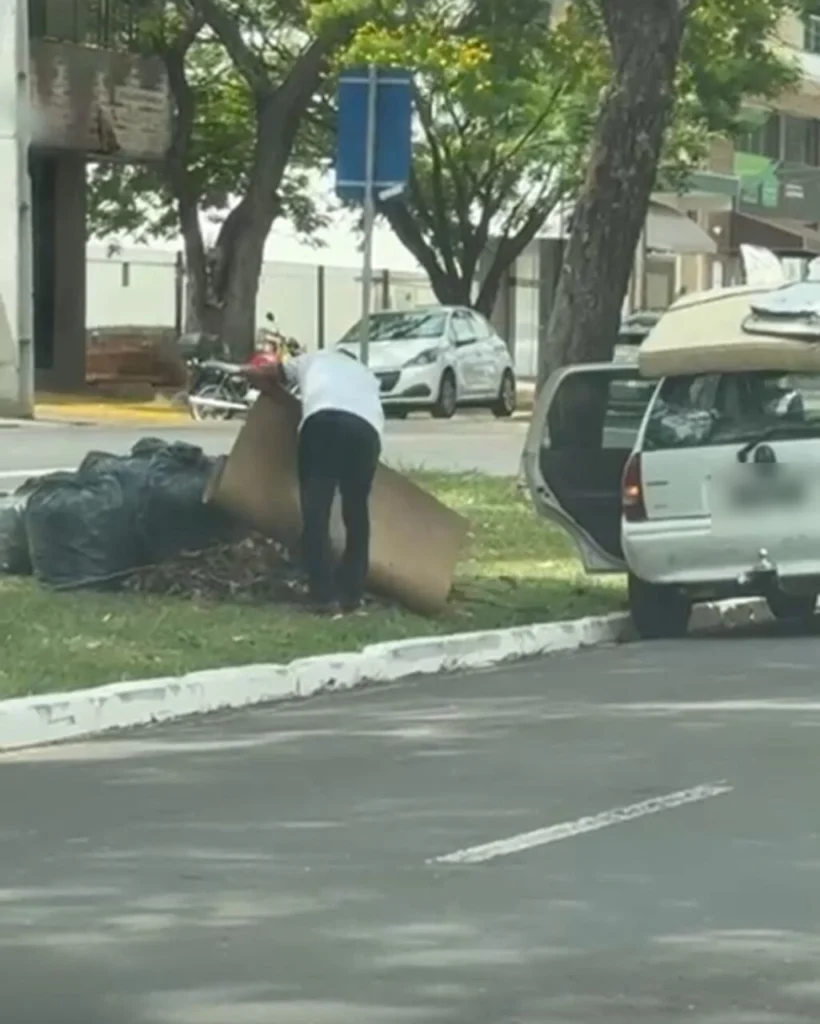 Homem é flagrado fazendo descarte irregular na avenida São Judas Tadeu, em Maringá; veja Foto 1 Fotos de Homem é flagrado fazendo descarte irregular na avenida São Judas Tadeu, em Maringá; veja