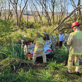 Fotos de Idosa de 72 anos fica presa às ferragens após capotar carro na PR-551, em Ivatuba; vídeo