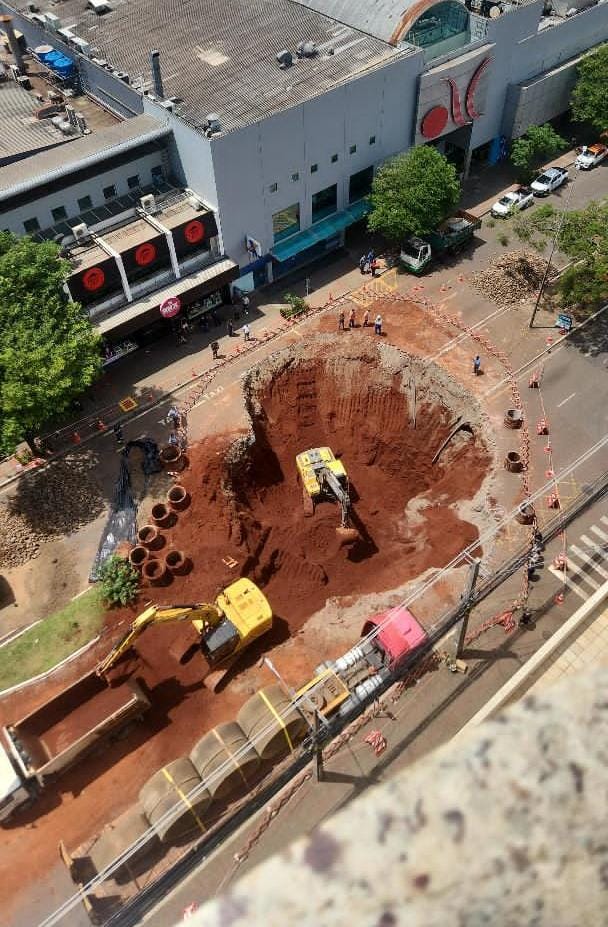Fotos de Imagens aéreas mostram dimensão da cratera na Avenida São Paulo, em Maringá; veja