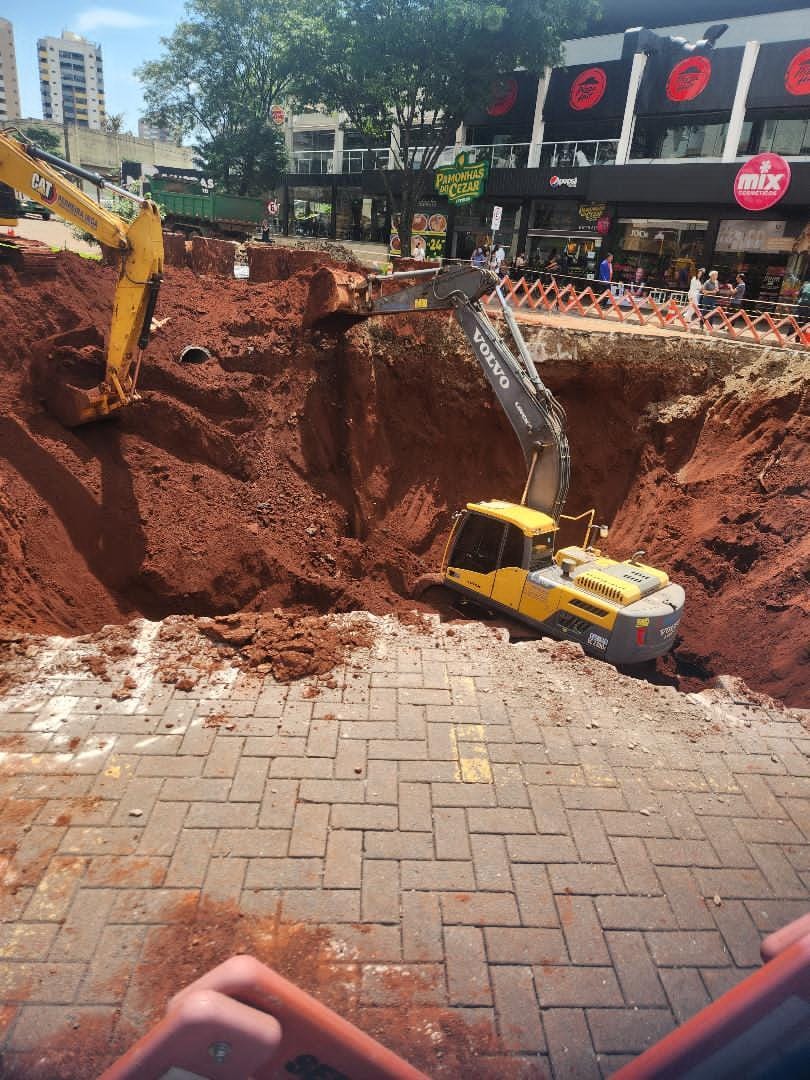 Imagens aéreas mostram dimensão da cratera na Avenida São Paulo, em Maringá; veja Foto 2 Fotos de Imagens aéreas mostram dimensão da cratera na Avenida São Paulo, em Maringá; veja