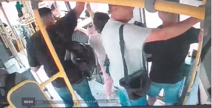 Imagens mostram suspeitos furtando cartão bancário dentro de ônibus em Maringá Foto 1 Fotos de Imagens mostram suspeitos furtando cartão bancário dentro de ônibus em Maringá