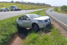 Fotos de Jovem fica ferido após capotar carro na BR-376, entre Maringá e Mandaguaçu