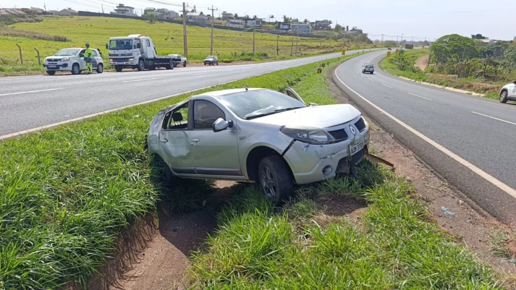Jovem fica ferido após capotar carro na BR-376, entre Maringá e Mandaguaçu Foto 1 Fotos de Jovem fica ferido após capotar carro na BR-376, entre Maringá e Mandaguaçu