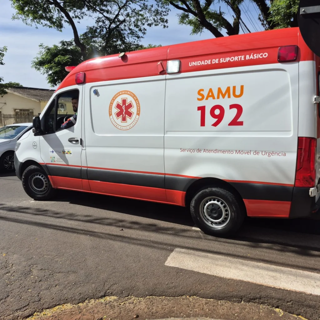 Motociclista de 44 anos fica ferido após ser atingido por carro em Maringá; vídeo Foto 1 Fotos de Motociclista de 44 anos fica ferido após ser atingido por carro em Maringá; vídeo