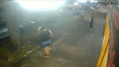 Fotos de Motociclista é atingido por carro e arremessado em Maringá; vídeo