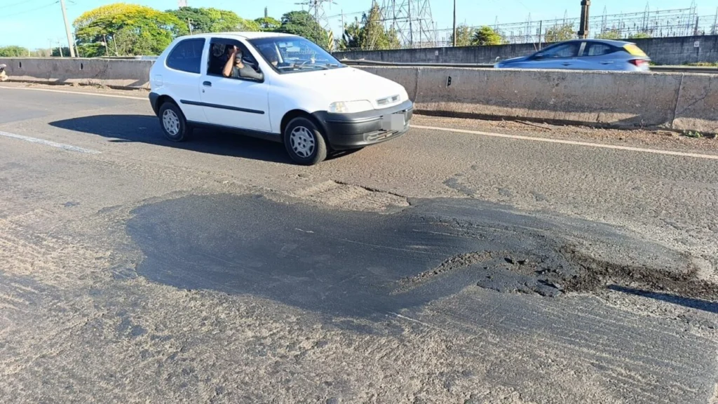 Fotos de Motociclista é socorrido em estado grave após acidente na PR-323, em Maringá