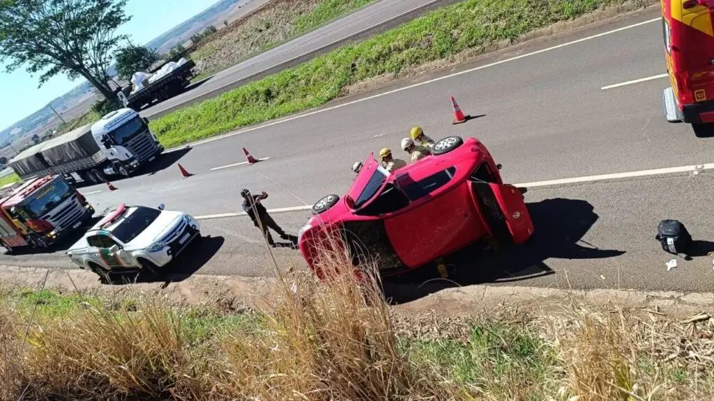 Motociclista é socorrido em estado grave após acidente na PR-323, em Maringá Foto 3 Fotos de Motociclista é socorrido em estado grave após acidente na PR-323, em Maringá