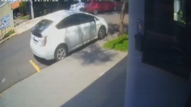 Fotos de Motorista bate duas vezes em carro estacionado e foge do local, em Maringá; vídeo
