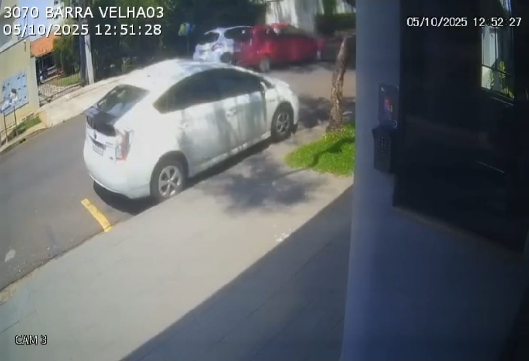 Motorista bate duas vezes em carro estacionado e foge do local, em Maringá; vídeo Foto 1 Fotos de Motorista bate duas vezes em carro estacionado e foge do local, em Maringá; vídeo