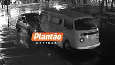 Fotos de Motorista bate em Kombi estacionada e foge do local em Sarandi