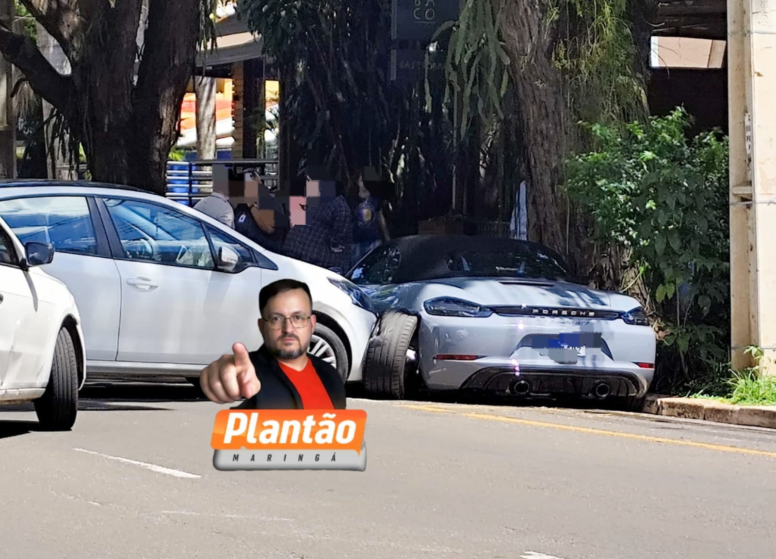 Motorista de perde o controle e bate em Porsche estacionado na Avenida São Paulo, em Maringá Foto 1 Fotos de Motorista de perde o controle e bate em Porsche estacionado na Avenida São Paulo, em Maringá