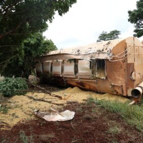 Motorista fica em estado gravíssimo após tombar caminhão carregado com ração Foto 3 Fotos de Motorista fica em estado gravíssimo após tombar caminhão carregado com ração