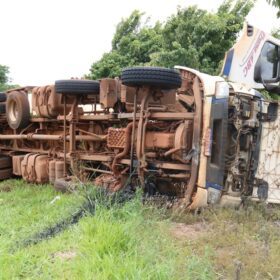 Motorista fica em estado gravíssimo após tombar caminhão carregado com ração Foto 2 Fotos de Motorista fica em estado gravíssimo após tombar caminhão carregado com ração