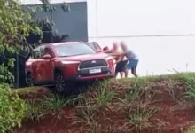 Fotos de Motorista passa mal e carro quase cai de barranco em shopping de Maringá