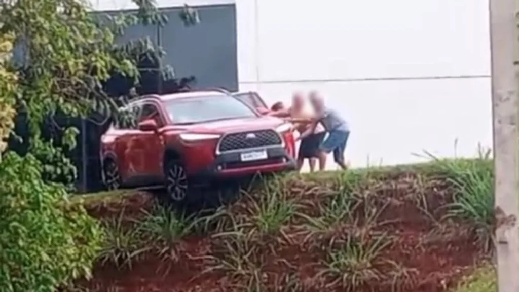 Motorista passa mal e carro quase cai de barranco em shopping de Maringá Foto 1 Fotos de Motorista passa mal e carro quase cai de barranco em shopping de Maringá