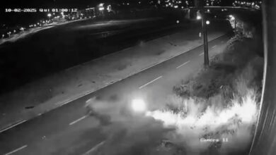 Fotos de Mulher capota carro em curva da BR-376 em Mandaguaçu; câmeras registram o acidente