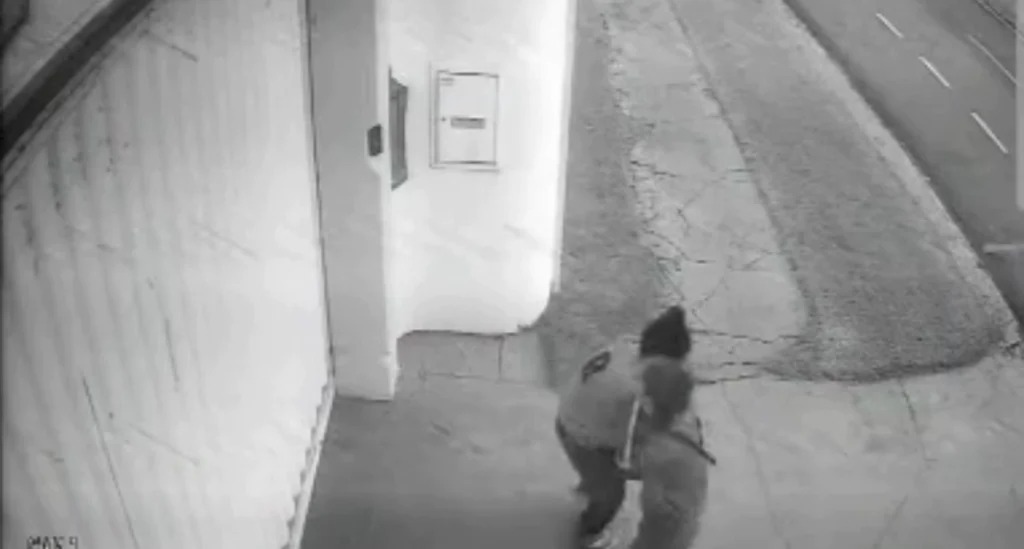 Mulher com tornozeleira eletrônica é presa após tentar roubar celular de adolescente em Maringá; vídeo Foto 1 Fotos de Mulher com tornozeleira eletrônica é presa após tentar roubar celular de adolescente em Maringá; vídeo
