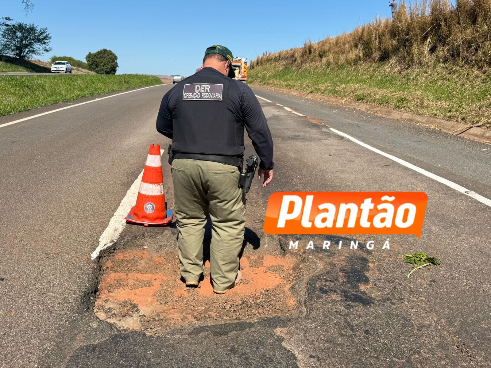 Buraco provoca capotamento na PR-323, na região de Maringá Foto 2 Fotos de Buraco provoca capotamento na PR-323, na região de Maringá