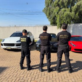 PF deflagra nova fase da Operação Mafiusi e mira núcleo financeiro de organização criminosa; Em um dos alvos em Maringá, uma Ferrari, uma Porsche e uma Mercedes foram apreendidas Foto 3 Fotos de PF deflagra nova fase da Operação Mafiusi e mira núcleo financeiro de organização criminosa; Em um dos alvos em Maringá, uma Ferrari, uma Porsche e uma Mercedes foram apreendidas