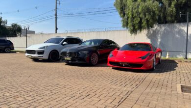 Fotos de PF deflagra nova fase da Operação Mafiusi e mira núcleo financeiro de organização criminosa; Em um dos alvos em Maringá, uma Ferrari, uma Porsche e uma Mercedes foram apreendidas