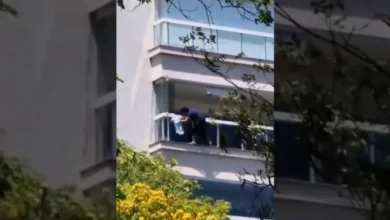 Fotos de Vídeo de zeladora limpando janela de apartamento no quarto andar viraliza em Maringá; assista