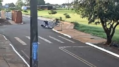 Fotos de Vídeo mostra momento em que motocicleta colide com bicicleta motorizada na região