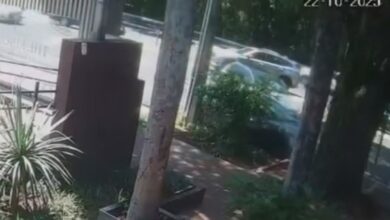 Fotos de Vídeo mostra momento em que motorista atinge Porsche estacionado em Maringá; veja o flagrante