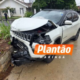 Ambulância do Samu tomba após colisão em Maringá; grávida fica ferida Foto 2 Fotos de Ambulância do Samu tomba após colisão em Maringá; grávida fica ferida