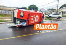 Fotos de Ambulância do Samu tomba após colisão em Maringá; grávida fica ferida