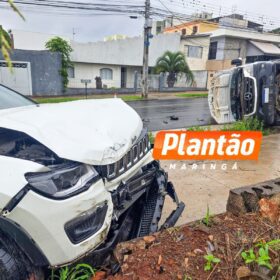 Ambulância do Samu tomba após colisão em Maringá; grávida fica ferida Foto 4 Fotos de Ambulância do Samu tomba após colisão em Maringá; grávida fica ferida