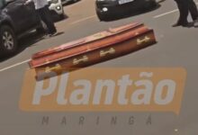 Fotos de Caixão com corpo cai de carro funerário e surpreende motoristas na Avenida Colombo, em Maringá